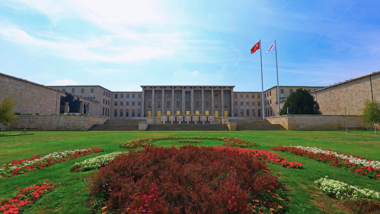 Σοκ στην τουρκική Βουλή: Καταγγελίες για παρενόχληση ανήλικων ασκουμένων – Συλλήψεις, κόντρες και βαριές αιχμές